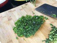 第2步:韮菜花切成约1cm長細粒,花頭另外分開。