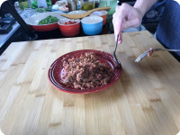 第3步:Beyond Burger 先煎香再盛起壓碎,用少許醬油、白胡椒粉及麻油稍拌。