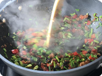 第4步:下油順序將薑、蒜蓉、豆豉、紅椒粒爆香,加入Beyond Burger碎兜炒。最後加入韮菜花莖粒和菜花頭快炒。以酱油、米酒及糖調味,上碟即成。