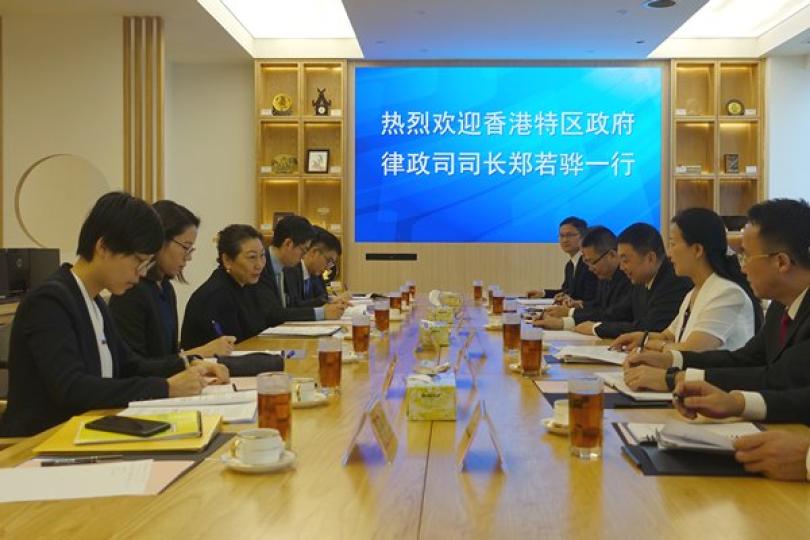 交流: 鄭若驊（左三）與廣東省高級人民法院院長龔稼立（右三）會面。