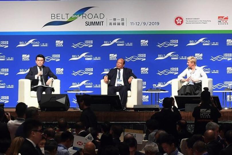 分享見解: 邱騰華（左）主持政策對話環節，聆聽嘉賓對透過「一帶一路」倡議下的「五通」和經貿發展推動區域合作的見解。