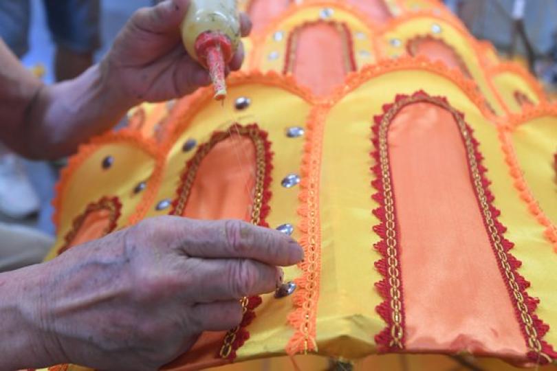 費盡心思: 師傅在花燈貼上約八萬片鋅鏡，令金龍更富立體感和美感。