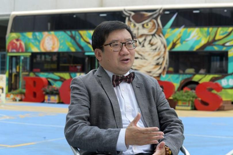 環保教育: 佛教慈敬學校校長莊聖謙認為，舊巴士及退役巴士捐贈計劃結合教育和環保，師生均可獲益。