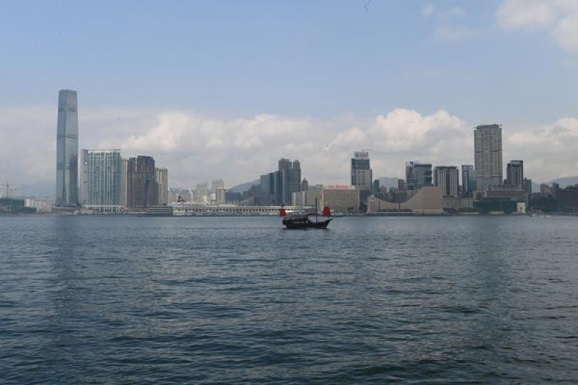 邱騰華：內憂外患致港經濟轉差