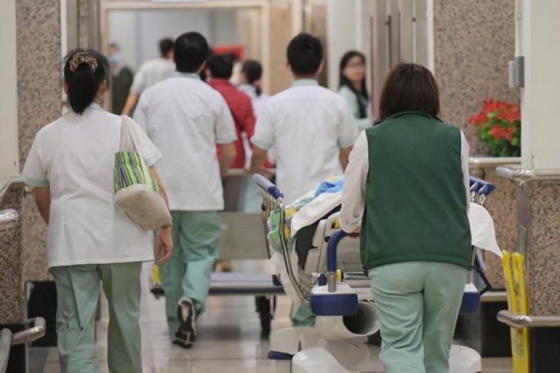 曾與確診者同房病人正接受隔離 