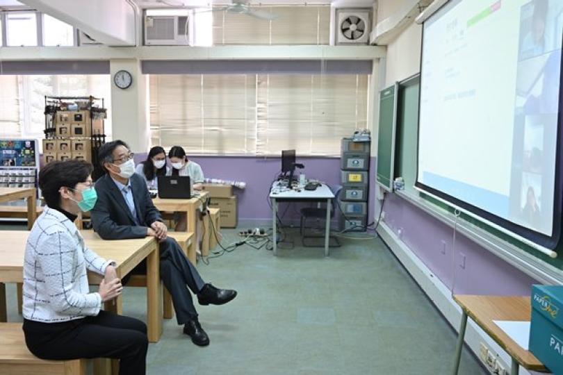 特首訪中學了解電子學習情況